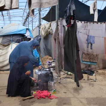 MSB250085 Una mujer desplazada y su hija preparan la comida en Al Mawasi, Jan Yunis. Octubre, 2025