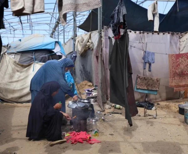 Una mujer desplazada y su hija preparan la comida en Al Mawasi, Jan Yunis. Octubre, 2025