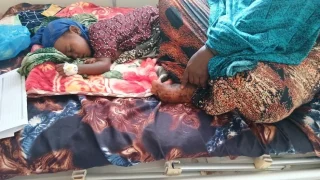 Halima Abdi Adan, ha vivido una pesadilla que ningún padre querría vivir: su hija de dos años, Ahlan, contrajo el sarampión cuando ya estaba debilitada por la desnutrición. Afortunadamente, tras una semana de cuidados intensivos, el estado de la niña mejoró.