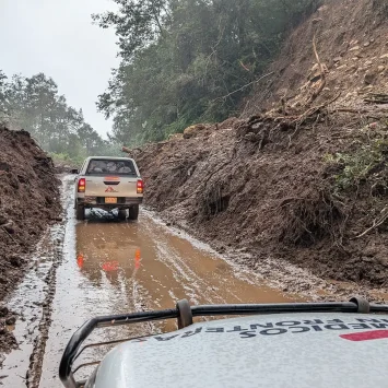 Vehículos de MSF en Hidalgo, Sierra, lodo. Los vehículos de Médicos Sin Fronteras (MSF) atraviesan deslizamientos de tierra y caminos fangosos para llegar a comunidades aisladas en las montañas de Hidalgo.