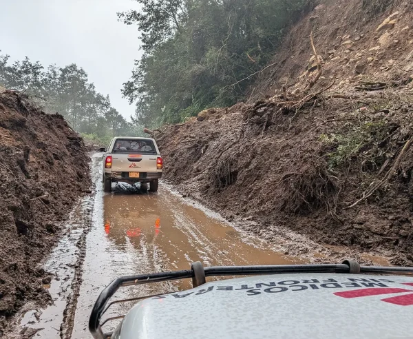 Vehículos de MSF en Hidalgo, Sierra, lodo. Los vehículos de Médicos Sin Fronteras (MSF) atraviesan deslizamientos de tierra y caminos fangosos para llegar a comunidades aisladas en las montañas de Hidalgo.