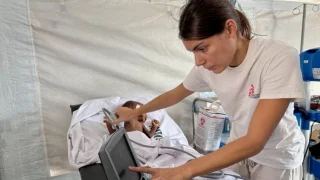 La pediatra Giulia Chiopris, de MSF, atiende a Abdul Mazin Mahmoud, paciente con desnutrición aguda grave, en la Unidad de Cuidados Intensivos del Hospital Tawila.
