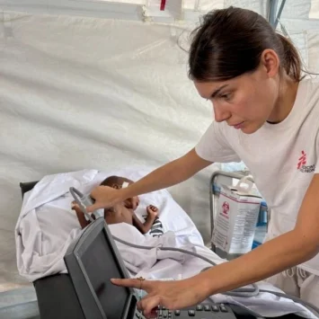 La pediatra Giulia Chiopris, de MSF, atiende a Abdul Mazin Mahmoud, paciente con desnutrición aguda grave, en la Unidad de Cuidados Intensivos del Hospital Tawila.