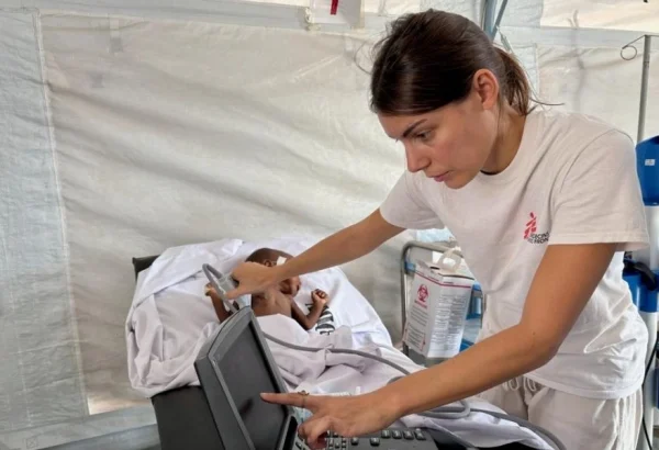 La pediatra Giulia Chiopris, de MSF, atiende a Abdul Mazin Mahmoud, paciente con desnutrición aguda grave, en la Unidad de Cuidados Intensivos del Hospital Tawila.