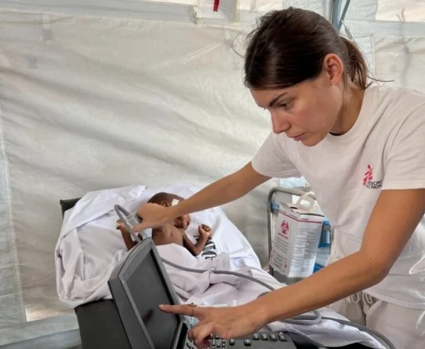 La pediatra Giulia Chiopris, de MSF, atiende a Abdul Mazin Mahmoud, paciente con desnutrición aguda grave, en la Unidad de Cuidados Intensivos del Hospital Tawila.