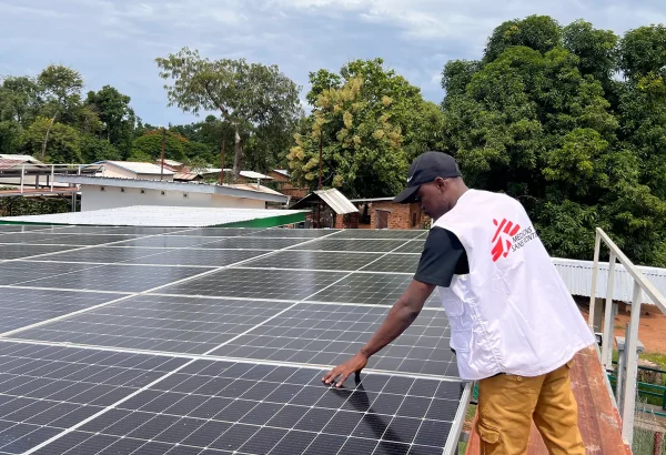 Goumar Attama Abdoul Aziz, Gestor de Energía de MSF, inspecciona el campo de paneles solares en el Hospital Batangafo.