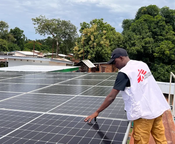 Goumar Attama Abdoul Aziz, Gestor de Energía de MSF, inspecciona el campo de paneles solares en el Hospital Batangafo.