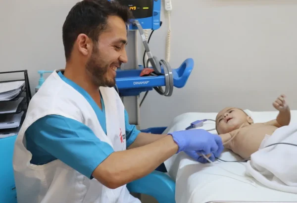 Abdul Mujeeb, enfermero de MSF, atiende a Zainab, una niña de dos años y medio que acaba de llegar a la sala de urgencias de la unidad pediátrica de MSF en el Hospital Regional Abo Ali Sina, en Afganistán.