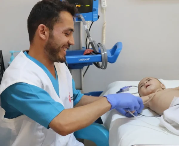 Abdul Mujeeb, enfermero de MSF, atiende a Zainab, una niña de dos años y medio que acaba de llegar a la sala de urgencias de la unidad pediátrica de MSF en el Hospital Regional Abo Ali Sina, en Afganistán.