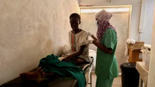 Una enfermera prepara a joven para la cirugía de las heridas infectadas por disparos y metralla que sufrió hace seis meses y que fueron operadas inicialmente en El Fasher. Imagen tomada el pasado 11 de octubre en el hospital de MSF en Tawila.