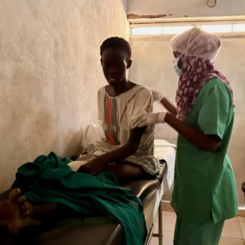 Una enfermera prepara a joven para la cirugía de las heridas infectadas por disparos y metralla que sufrió hace seis meses y que fueron operadas inicialmente en El Fasher. Imagen tomada el pasado 11 de octubre en el hospital de MSF en Tawila.
