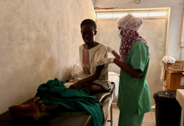 Una enfermera prepara a joven para la cirugía de las heridas infectadas por disparos y metralla que sufrió hace seis meses y que fueron operadas inicialmente en El Fasher. Imagen tomada el pasado 11 de octubre en el hospital de MSF en Tawila.