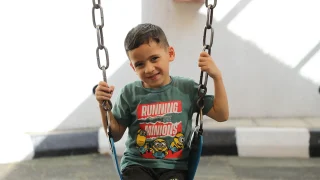 Omar resultó herido en un ataque israelí, después de que un trozo de metralla le atravesara la pierna. En Amán, ha recibido atención de salud mental. Ahora puede volver a ponerse de pie, caminar y jugar. © Mohammad Shatnawi/MSF