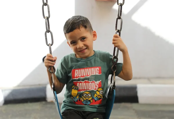 Omar resultó herido en un ataque israelí, después de que un trozo de metralla le atravesara la pierna. En Amán, ha recibido atención de salud mental. Ahora puede volver a ponerse de pie, caminar y jugar. © Mohammad Shatnawi/MSF