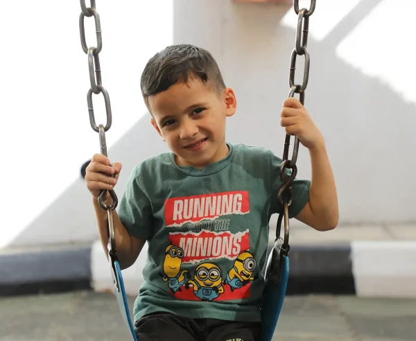 Omar resultó herido en un ataque israelí, después de que un trozo de metralla le atravesara la pierna. En Amán, ha recibido atención de salud mental. Ahora puede volver a ponerse de pie, caminar y jugar. © Mohammad Shatnawi/MSF