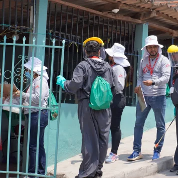 Equipo de MSF explica a un miembro de la comunidad los métodos PPF y TIRS que se aplicarían en su hogar como parte del estudio.