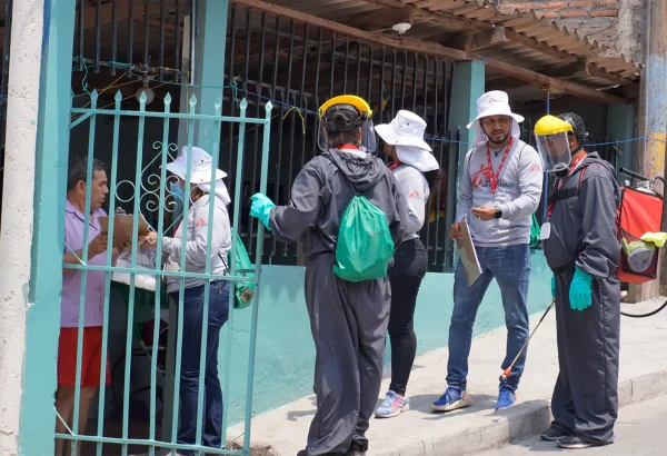 Equipo de MSF explica a un miembro de la comunidad los métodos PPF y TIRS que se aplicarían en su hogar como parte del estudio.