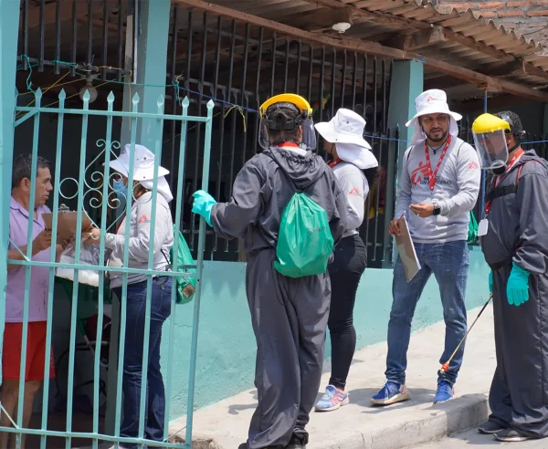 Equipo de MSF explica a un miembro de la comunidad los métodos PPF y TIRS que se aplicarían en su hogar como parte del estudio.