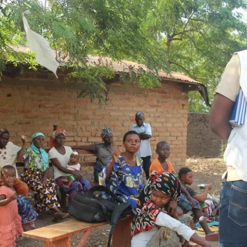 Pacientes y cuidadores asisten a una sesión de concienciación sobre la malaria en el centro de salud de Lweba, apoyado por MSF, en la aldea de Katanga, territorio de Fizi, República Democrática del Congo.