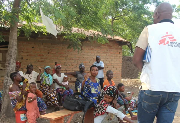 Pacientes y cuidadores asisten a una sesión de concienciación sobre la malaria en el centro de salud de Lweba, apoyado por MSF, en la aldea de Katanga, territorio de Fizi, República Democrática del Congo.