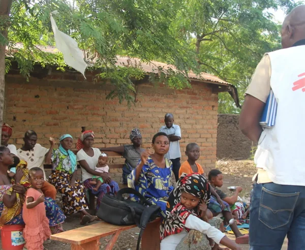 Pacientes y cuidadores asisten a una sesión de concienciación sobre la malaria en el centro de salud de Lweba, apoyado por MSF, en la aldea de Katanga, territorio de Fizi, República Democrática del Congo.