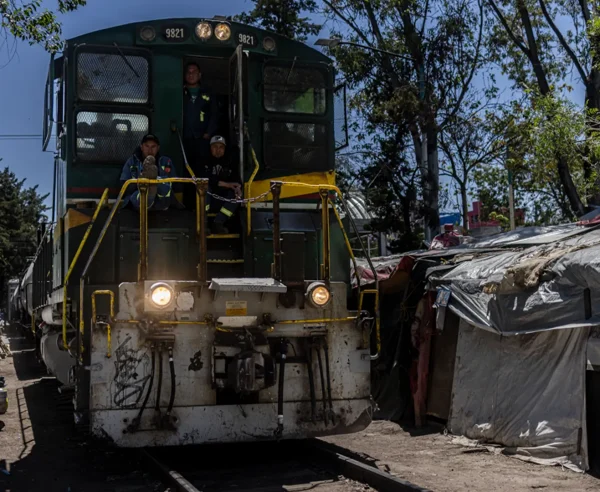El tren pasa por las vías del barrio Vallejo dos veces por semana, lo que obliga a la gente del campamento a recoger sus pertenencias y entrar a sus casas para que el tren no los atropelle.