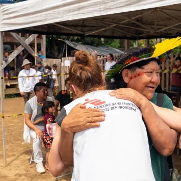 Una integrante de Médicos Sin Fronteras abrazando a una integrante de la comunidad Yanomami en Brasil.