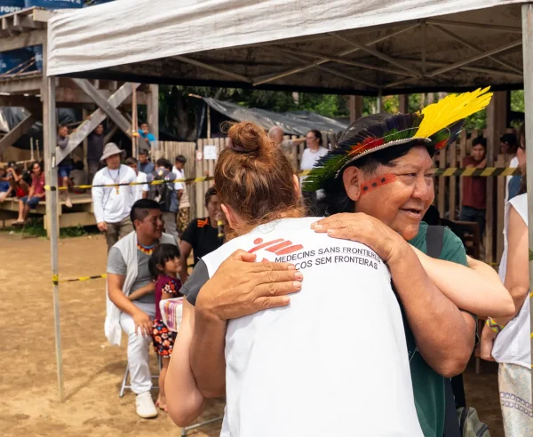 Una integrante de Médicos Sin Fronteras abrazando a una integrante de la comunidad Yanomami en Brasil.