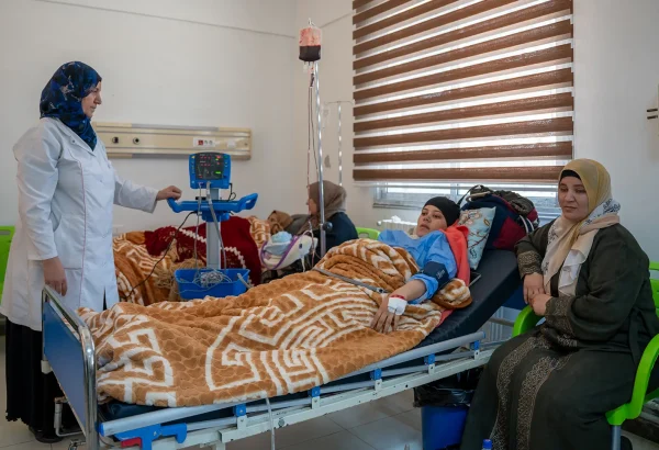 Una enfermera del Hospital Nacional de Nawa atiende a una madre que dio a luz en la sala de maternidad, donde MSF garantiza atención médica integral y seguimiento a las madres y sus hijos.