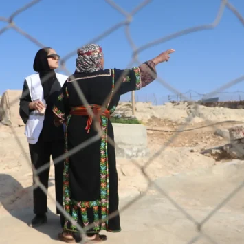 Un trabajador social de MSF conversa con Sabha Al Najar, quien, junto con su esposo, Mahomud, fue atacado y golpeado por colonos a principios de noviembre de 2025 en su hogar en Shi'b al-Butum, al sur de Hebrón. Cisjordania, Palestina.