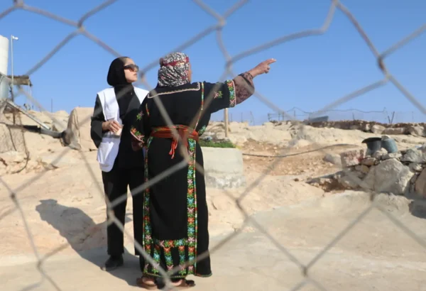 Un trabajador social de MSF conversa con Sabha Al Najar, quien, junto con su esposo, Mahomud, fue atacado y golpeado por colonos a principios de noviembre de 2025 en su hogar en Shi'b al-Butum, al sur de Hebrón. Cisjordania, Palestina.