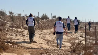 El equipo de MSF Hebron se dirige a evaluar a una familia que fue atacada por colonos israelíes en Shi'b al-Butum, al sur de Cisjordania.