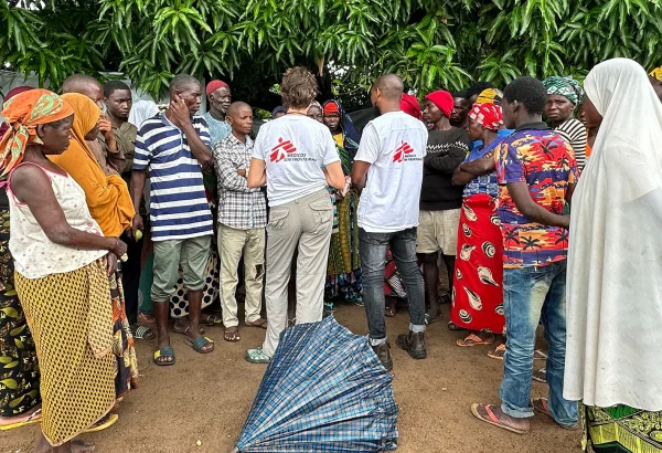 El equipo de MSF conversa con un grupo de personas desplazadas que esperan fuera de una clínica móvil de MSF en Alua Velha, provincia de Nampula, Mozambique.