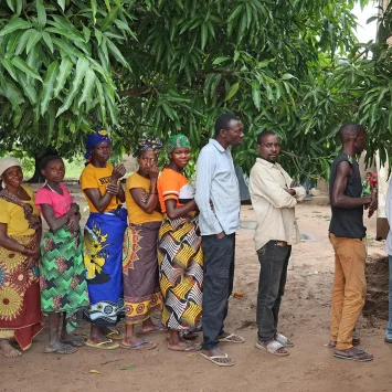 Un grupo de personas desplazadas espera fuera de una clínica móvil de MSF en Alua Velha, distrito de Eráti, provincia de Nampula.