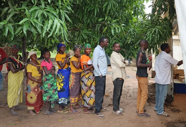 Un grupo de personas desplazadas espera fuera de una clínica móvil de MSF en Alua Velha, distrito de Eráti, provincia de Nampula.