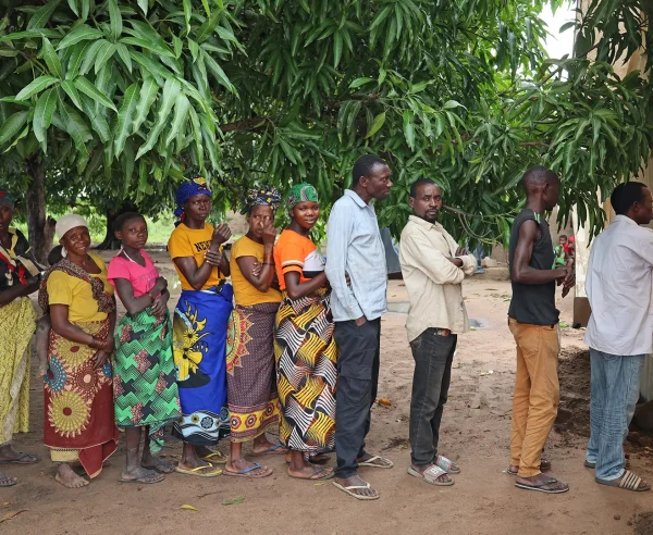 Un grupo de personas desplazadas espera fuera de una clínica móvil de MSF en Alua Velha, distrito de Eráti, provincia de Nampula.