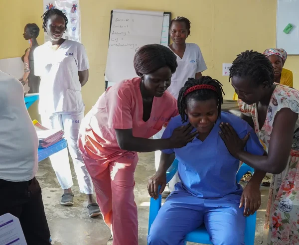 El personal de enfermería y de maternidad practica la movilidad de los pacientes con la orientación de los mentores clínicos de la Academia MSF como parte del programa de capacitación en atención clínica básica de enfermería implementado en el proyecto.