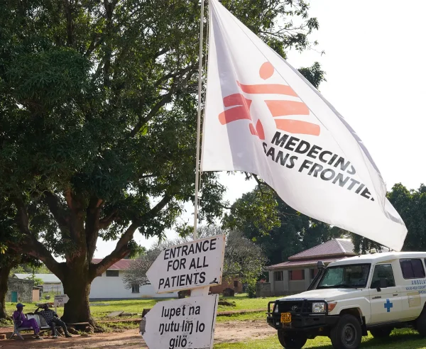 Vista de la entrada al hospital en Kajo Keji, Equatoria Central, Sudán del Sur.