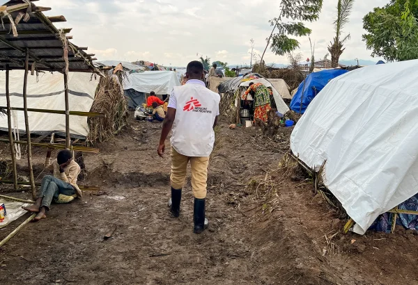 Un agente de promoción de la salud de MSF deriva a las personas a la clínica móvil del campamento de Ndava. El campamento se encuentra en una zona inundable.