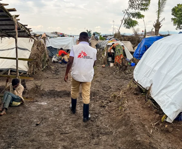 Un agente de promoción de la salud de MSF deriva a las personas a la clínica móvil del campamento de Ndava. El campamento se encuentra en una zona inundable.
