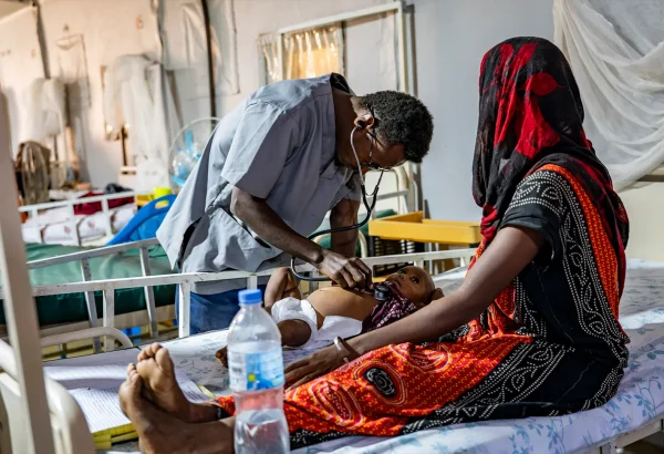 Un médico realiza la ronda matutina de control de los niños y niñas ingresados ​​en el ITFC.