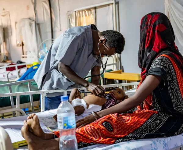 Un médico realiza la ronda matutina de control de los niños y niñas ingresados ​​en el ITFC.