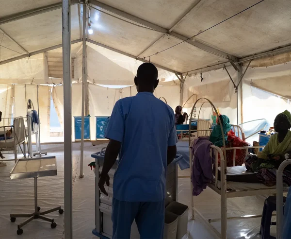 Las salas de malaria del hospital apoyado por MSF en Gummi, estado de Zamfara, se llenan rápidamente durante la temporada de lluvias, ya que los niños con malaria grave reciben tratamiento gratuito que les salva la vida.