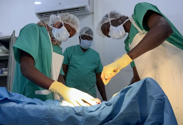 El Dr. Altayeb, cirujano ortopédico de MSF, realizó una cirugía de seguimiento a un paciente que perdió parte de su pierna tras recibir un disparo en El Fasher.