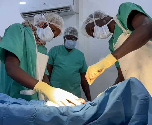 El Dr. Altayeb, cirujano ortopédico de MSF, realizó una cirugía de seguimiento a un paciente que perdió parte de su pierna tras recibir un disparo en El Fasher.