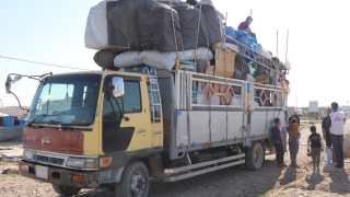 Laylan camp: trucks for belongings