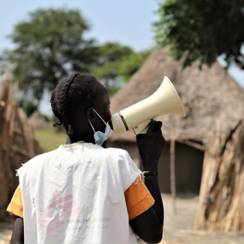 Una trabajadora de MSF, sensibiliza a la comunidad para la vacunación en Old Fangak, Sudán del Sur.