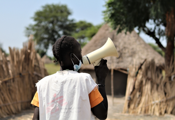 Una trabajadora de MSF, sensibiliza a la comunidad para la vacunación en Old Fangak, Sudán del Sur.