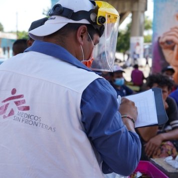 Un integrante de MSF brindando atención a un grupo de personas migrantes en Coatzacoalcos, México.