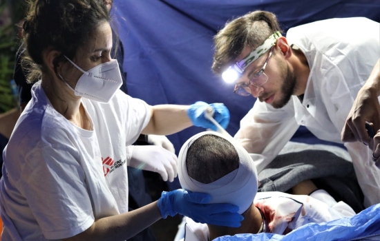 Lunes 10 de mayo de 2021, un equipo de MSF apoyando a la Media Luna Roja Palestina en Jerusalén a examinar y estabilizar a cientos de palestinos heridos por las fuerzas israelíes. © Tetiana Gaviuk/MSF